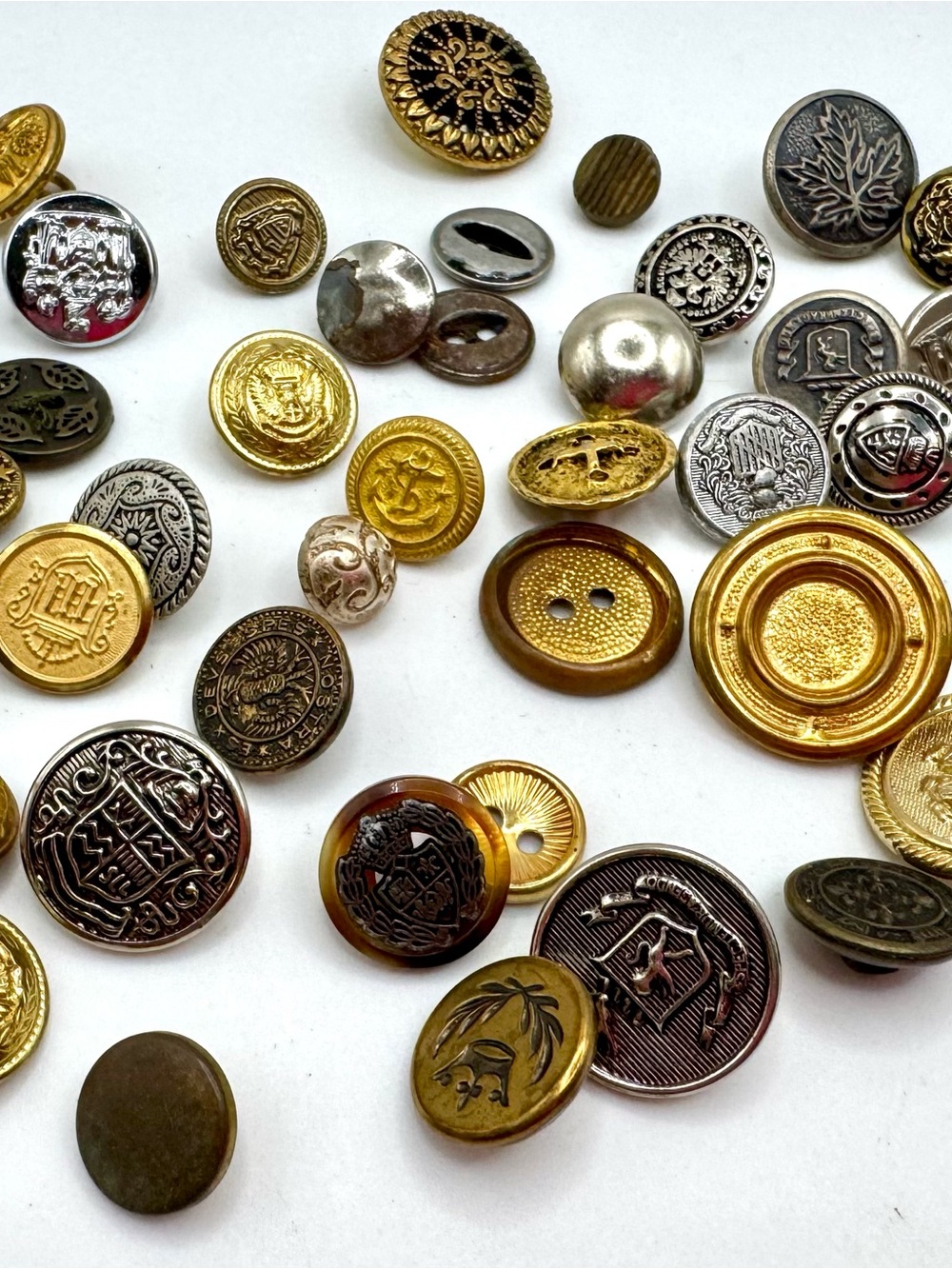Vintage military and fashion buttons - Lot 
11